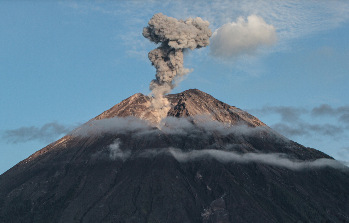 Mt Semeru erupts twice, pyroclastic flows reach 3km