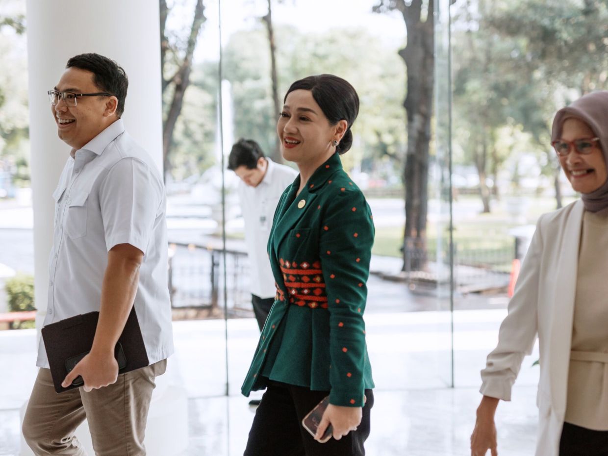 Friderica Widyasari Dewi, chair of the Financial Services Authority (OJK), arrives at the Indonesian Government Communication Agency before speaking to members of the media in Jakarta, Indonesia. Regulators are fast-tracking reforms, including more transparency on affiliated shareholders, as part of a broader effort to make Indonesia more attractive to global investors. -- Photographer: Muhammad Fadli/Bloomberg