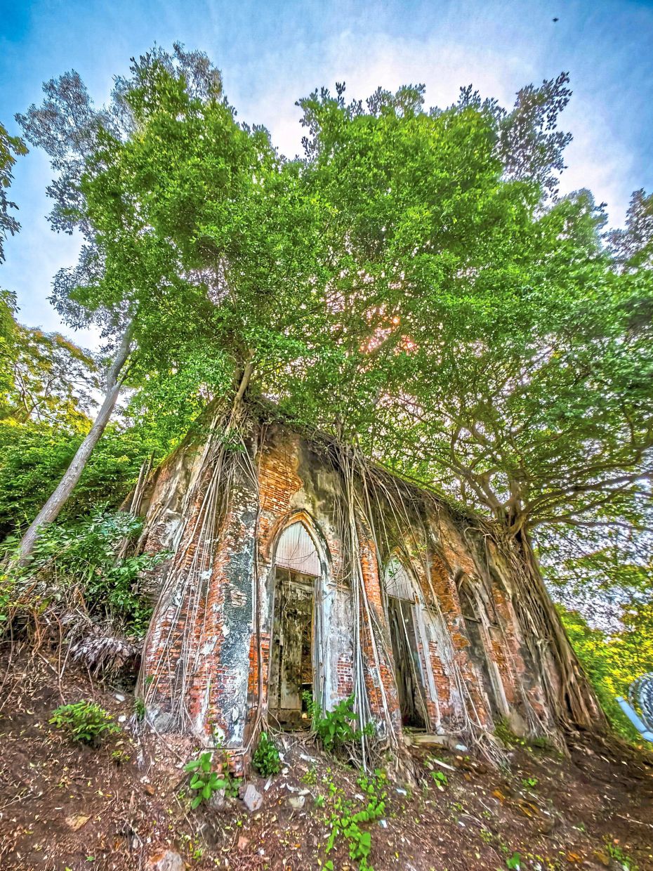An old building still standing in Pulau Jerejak, Penang, and can be seen along the hiking trail.
