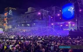 Splashes of water, music and laughter now fill the city, reflecting a stark contrast to the post-flood conditions that had previously paralysed daily activities.