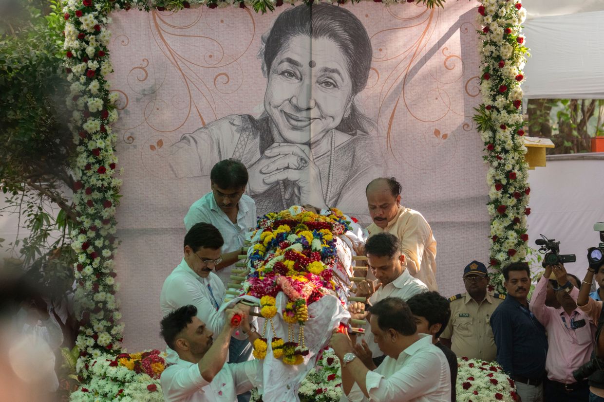 Friends and relatives carry the body of a legendary Bollywood singer Asha Bhosle for the funeral outside her home in Mumbai, India, Monday, April 13, 2026. Photo: AP