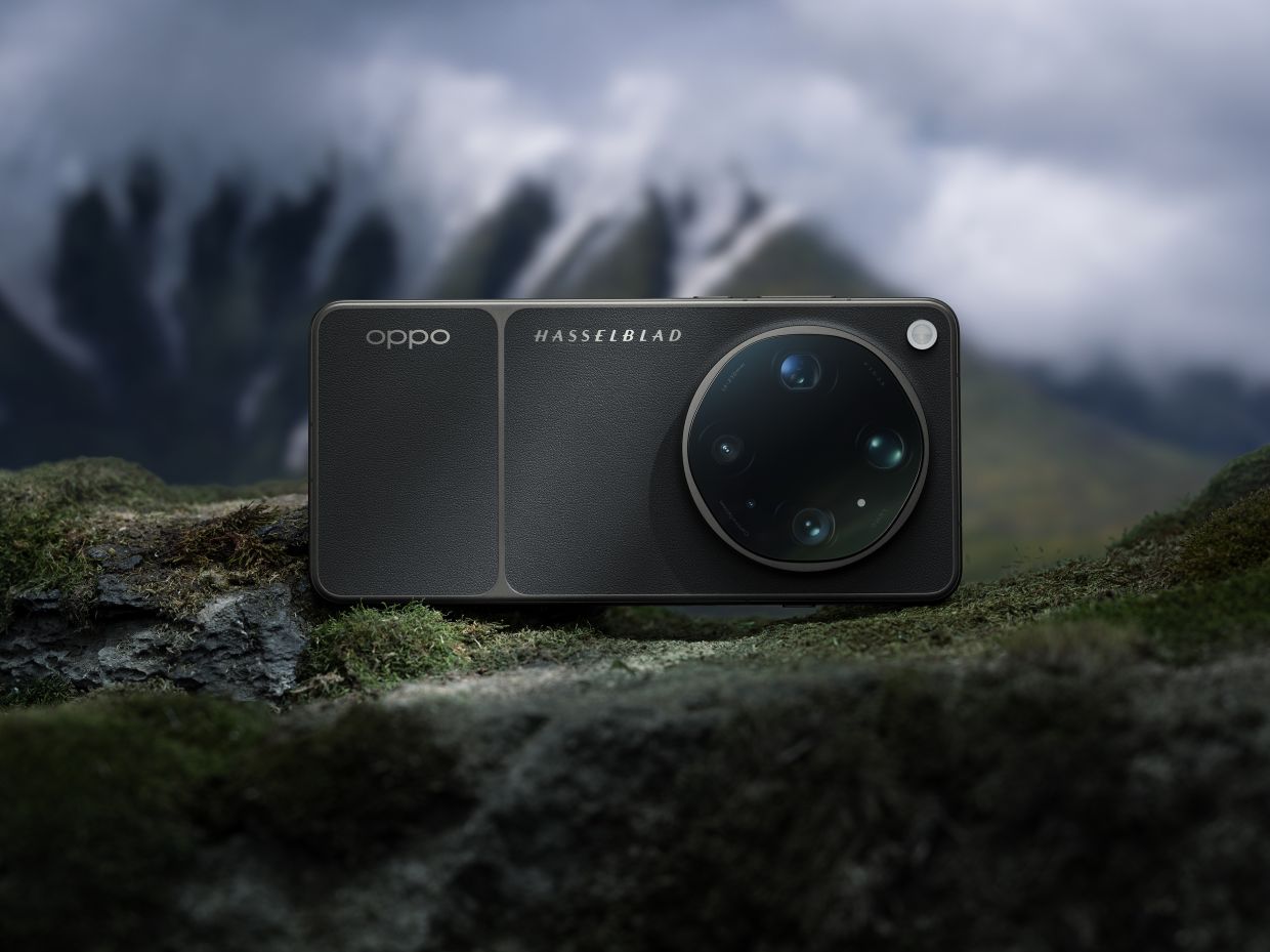 The OPPO Find X9 Ultra in Tundra Umber draws inspiration from the design of Swedish camera manufacturer Hasselblad.