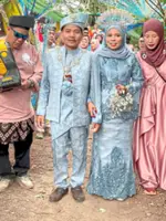 Newlyweds’ full-glam hike to hilltop wedding do impresses netizens