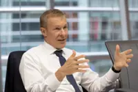 United CEO pitches possible tie-up with rival American Airlines