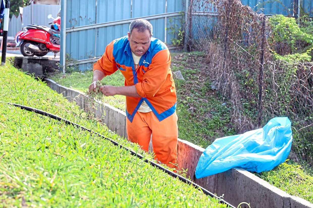 Concessionaire SWM Environment worker carrying out cleaning work along Jalan Khalid Abdullah in Johor Baru.