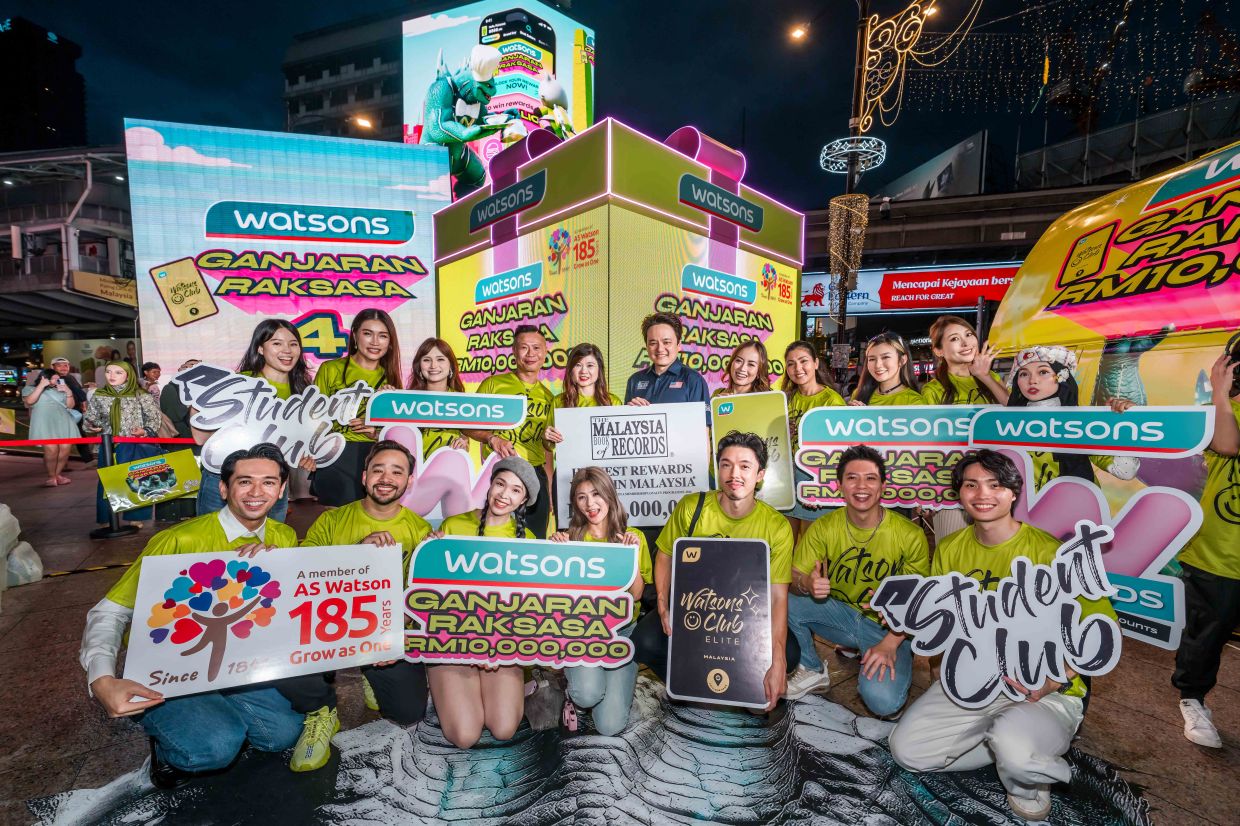 One for the album: Loh (centre), Watsons Malaysia chief operating officer Danny Hoh (on her right) and invited guests posing for a group photo to celebrate the unveiling of Watsons Ganjaran Raksasa and its other initiatives in Kuala Lumpur.