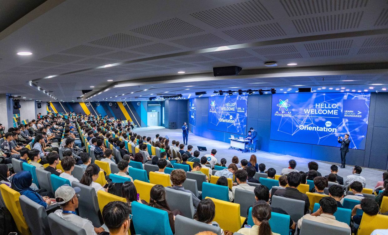 A dynamic learning environment where ideas are exchanged, perspectives are challenged and future-ready thinking is shaped through active engagement, critical discussion and collaborative exploration.