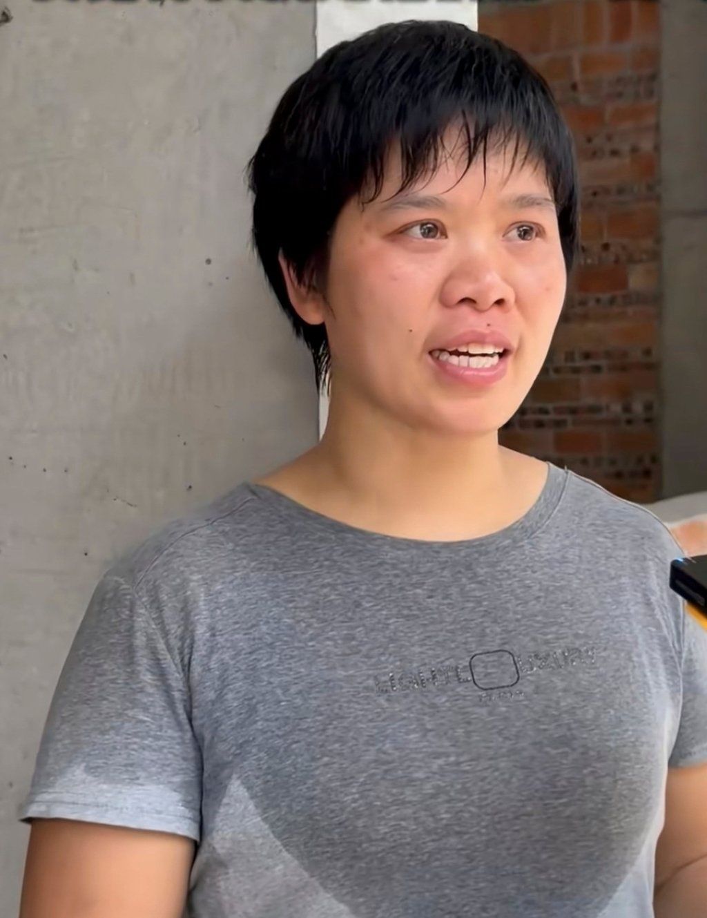 The sweat-soaked shirt of Wei Guiyun, above, bears testament to how hard she works. - Photo: bilibili.com