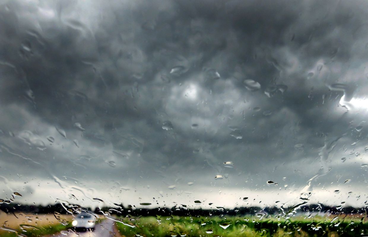 Stuck in your car during a storm? Try to stay calm. Photo: Martin Gerten/dpa/dpa-tmn