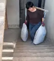 China single mum works at building sites, lifting bags of cement for 16 years to support child