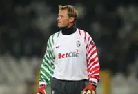 Soccer-Former Austria goalkeeper Manninger dies in road accident aged 48