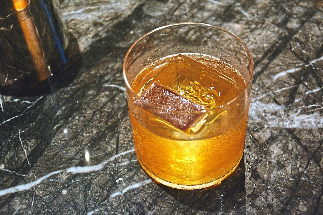 The Ume no Kaze mixes Michter’s Rye whisky and ‘kuromitsu’ with ‘hinoki’ and orange bitters. 