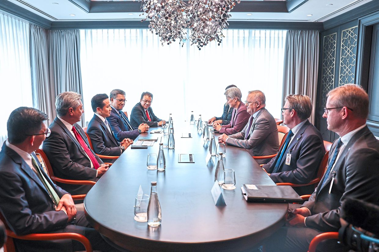 Friendly talks: (Third from right) Albanese speaking with Natural Resources and Environmental Sustainability Minister Datuk Seri Arthur Joseph Kurup (third from left) during his official visit at the Petronas Twin Towers in Kuala Lumpur. Also present are (fourth from right) Foreign Minister Penny Wong and PETRONAS chief operating officer Mohd Jukris Abdul Wahab (fourth from left). — Bernama