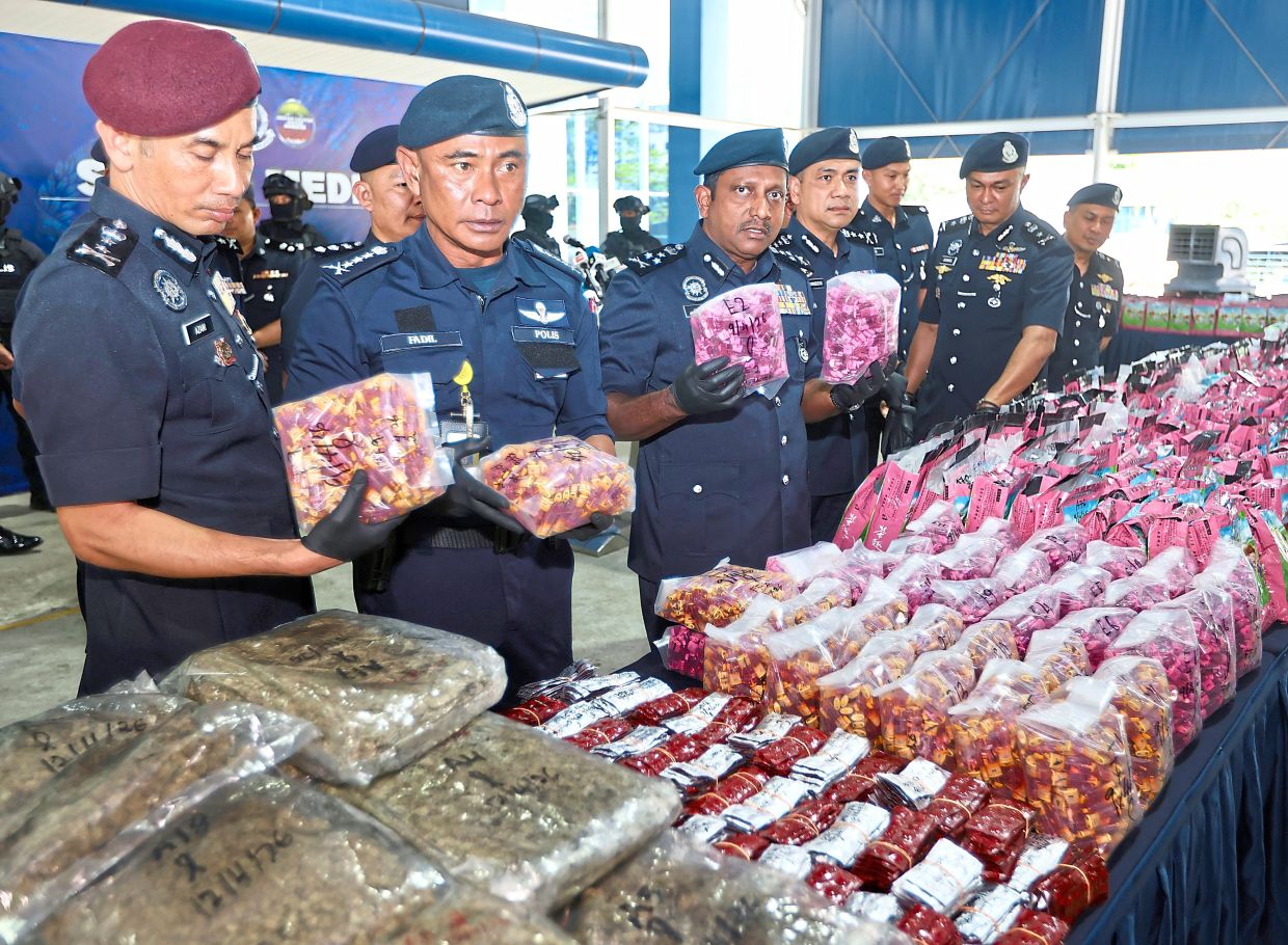 Bags of danger: Comm Hussein (third from left) showing the seized drugs alongside other senior officers during a press conference at the Kuala Lumpur police headquarters. — LOW BOON TAT/The Star
