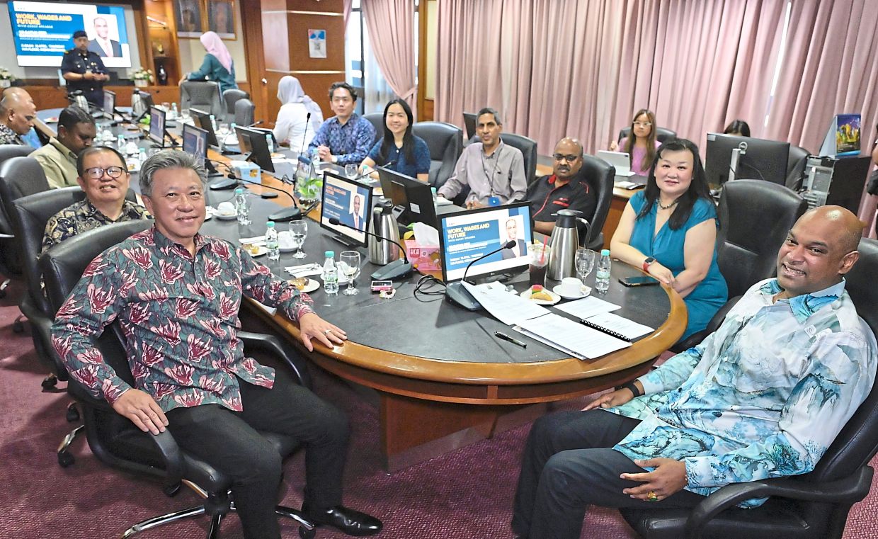 Meeting of the minds: Ramanan (right) chairing a meeting with senior journalists including Ng (second right) and Wong (foreground, left). — RAJA FAISAL HISHAN/The Star