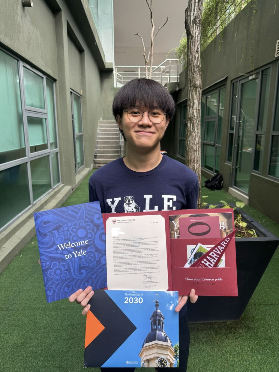 Khow Jin Xen with his acceptance letters from Harvard University, Yale University, and Princeton University