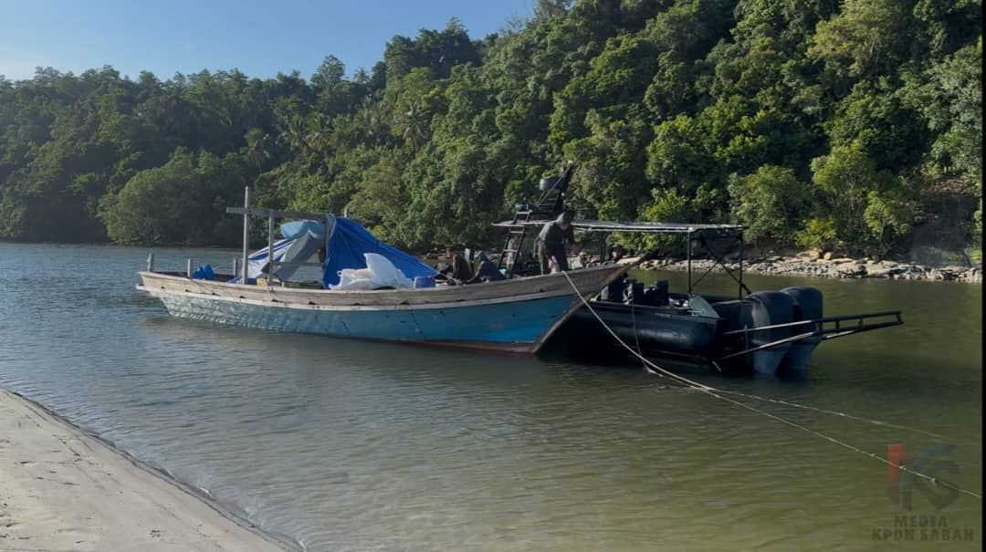The pump boat used to smuggle subsidized goods was intercepted in Sabah's northern Kudat district.