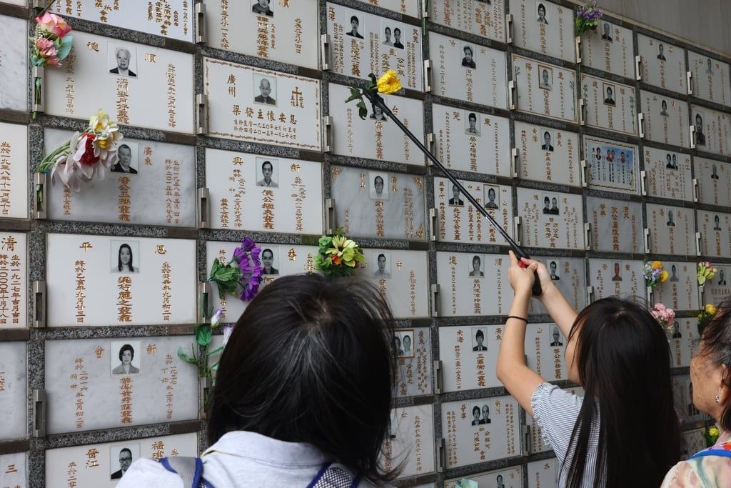 Grave sweepers at a Hong Kong cemetery during the Chung Yeung Festival, in which people honour their ancestors. --Photo: Dickson Lee / SCMP