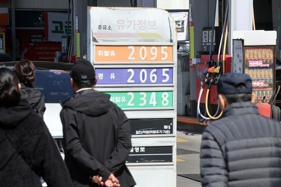 South Korea's petrol price hits 2,000 won per litre for the first time ...
