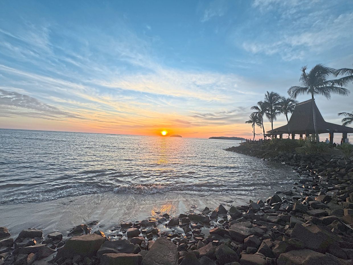 Captivating sunset from the beach in Tanjung Aru, Kota Kinabalu.