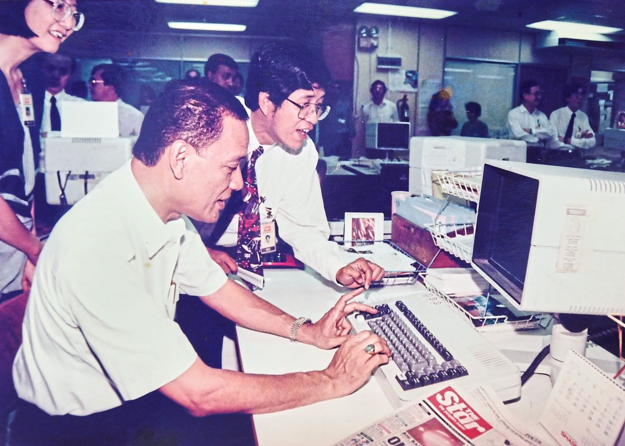 Aeria (second from left) showing then Selangor MB, Tan Sri Muhammad Muhammad Taib, ‘The Star’s’ computer system while Ng looks on. — Filepic/The Star