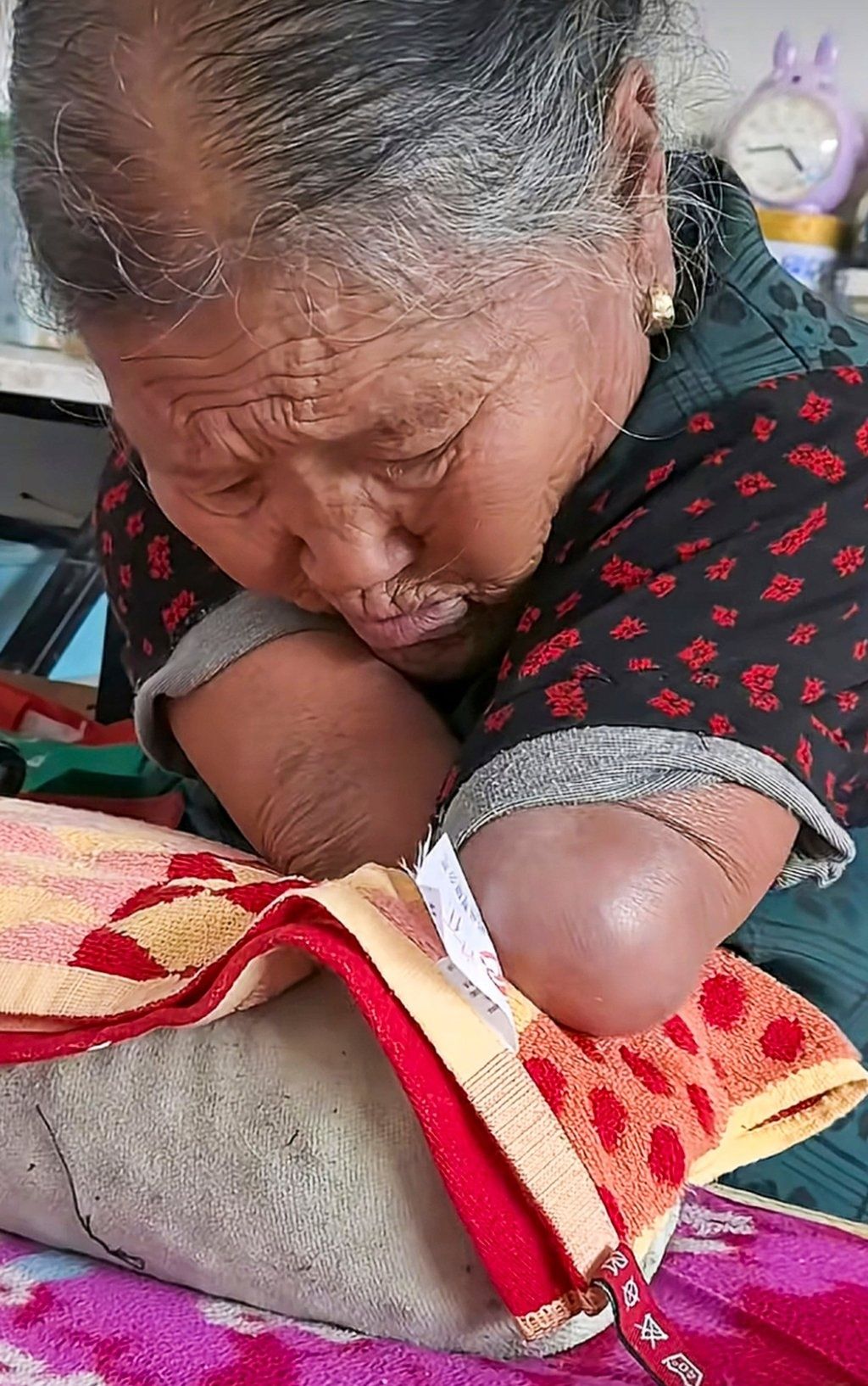 Remarkably, Wang Yushi, above, uses her mouth to sew clothes. - Photo: baijiahao.baidu.com