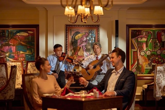 Tourists enjoy premium services aboard Amiral Cruises for Presidents. - Photo: VNS