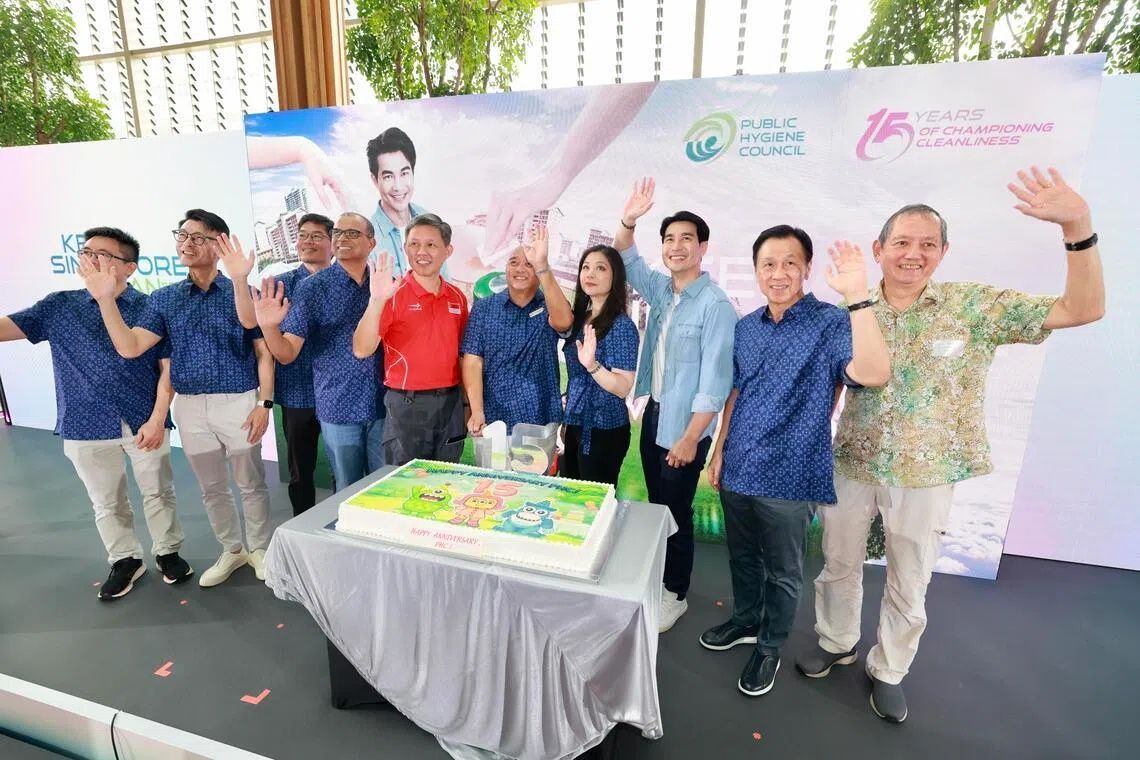 Coordinating Minister for Public Services and Defence Minister Chan Chun Sing (fifth from left) is celebrating the Public Hygiene Council’s 15th anniversary at Geneo in Singapore Science Park. -- PHOTO: LIANHE ZAOBAO