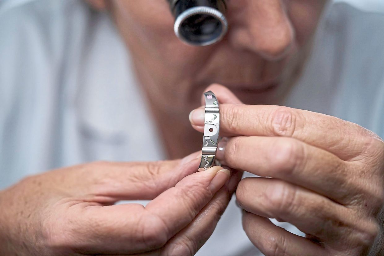 The polished white gold caseband, featuring satin-finished pillars, is illuminated by a variety of stones. — Photos:Richard Mille