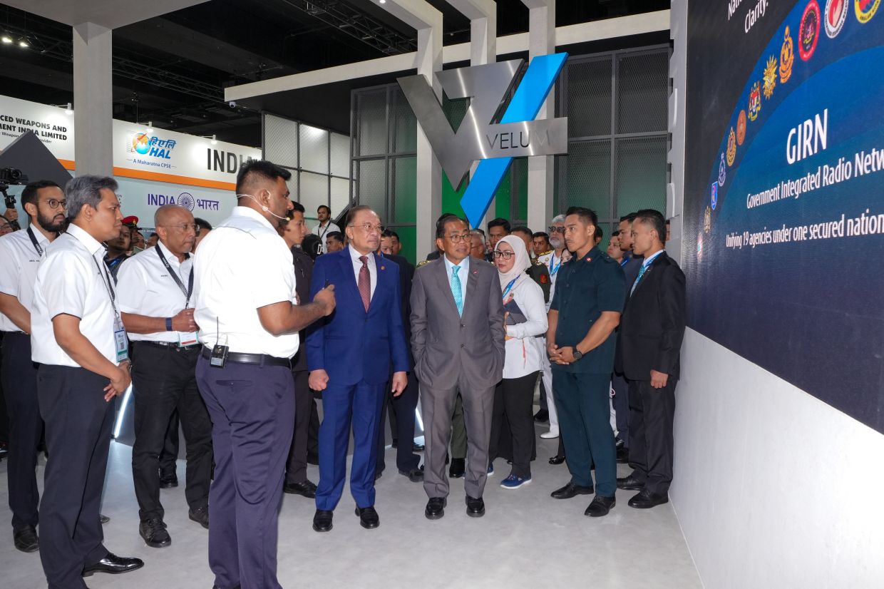 Anwar is attending a briefing on GIRN 2.0 during his visit to the Sapura booth at DSA 2026, in the presence of Shahril and Defence Minister Datuk Seri Mohamed Khaled Nordin (on his left).