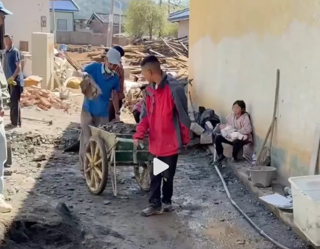 Workers hired by Chen working on the construction of the new house. - Photo: Weibo