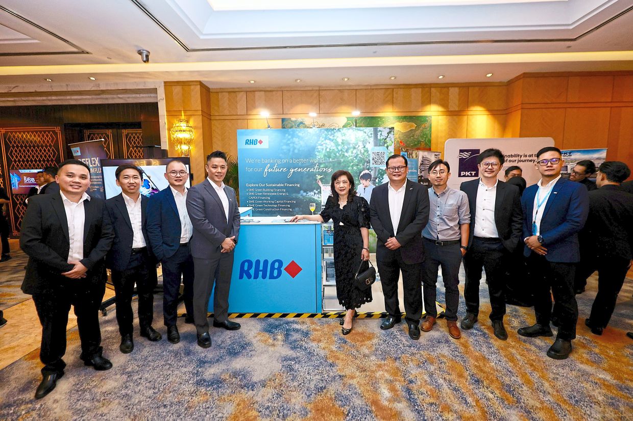Ting with the RHB Bank team at the company’s booth.
