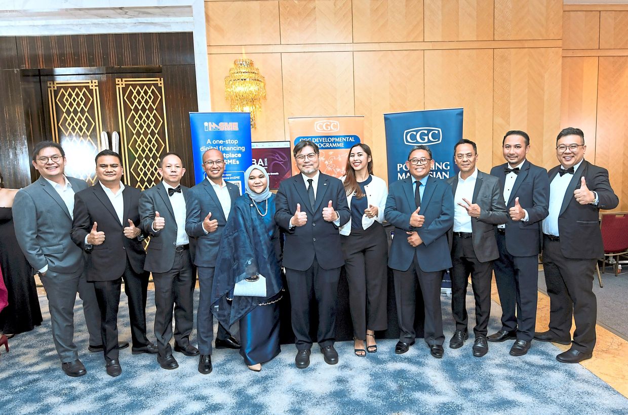 Mohamed Nazri (centre) with his CGC team members.