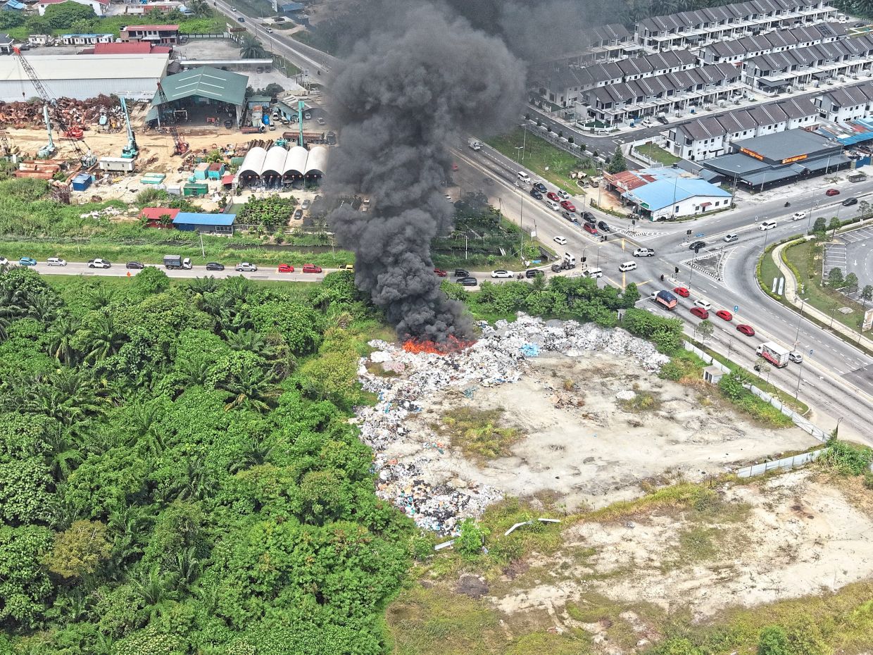 Thick smoke billowing from a fire earlier this month near the Jalan Sijangkang Utama–Jalan Kebun Tambahan intersection, less than 2km from Tropicana Aman Dalia Residences.
