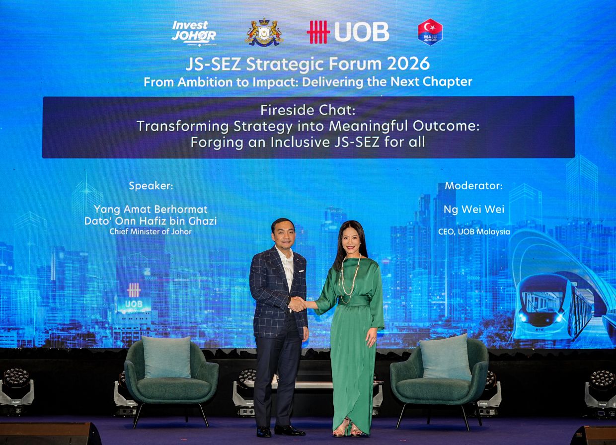 A successful public-private partnership: The UOB–Invest Johor JS-SEZ Strategic Forum 2026 got off to a good start as UOB announced that it has actively facilitated more than RM18bil in FDI into the JS-SEZ since 2024. Seen here are Onn Hafiz and Ng at a fireside chat held during the forum. 