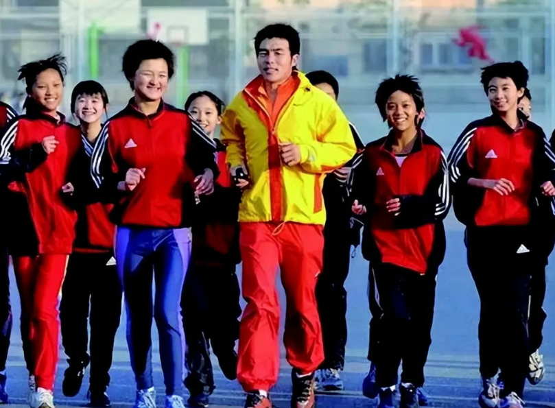 Bai out running with some of the children he looks after. He believes sport can help them build character. - Sohu