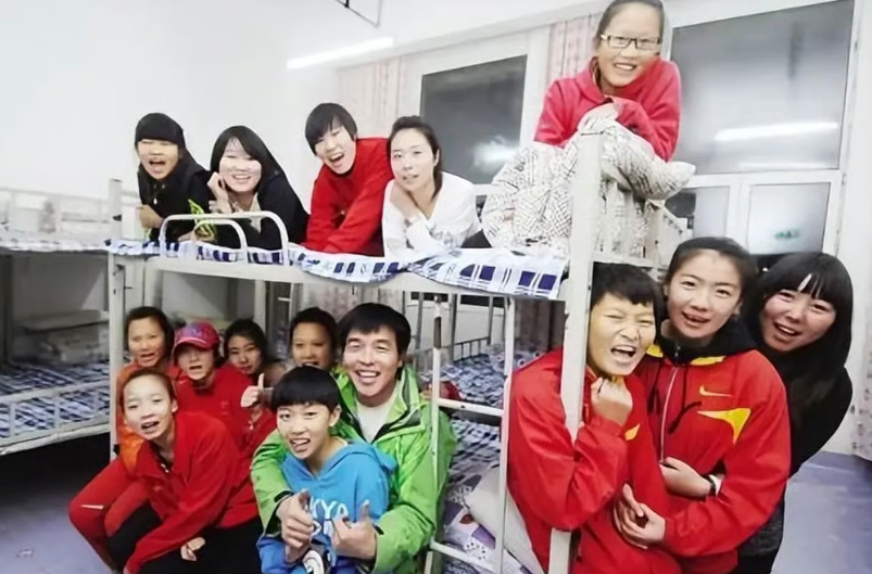Bai, in green, with some of the children in one of the dormitories at his “dream home”. - Sohu