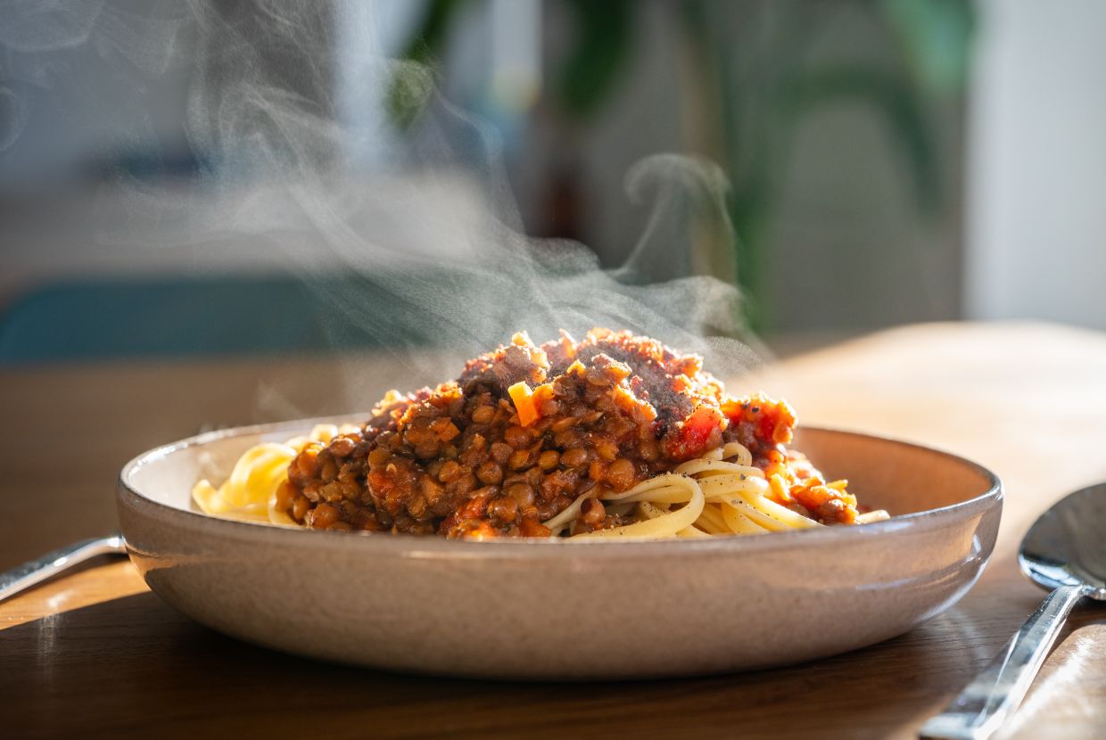 Lentil Bolognese offers an alternative to meat dishes: perfect for a balanced, plant-based diet. Photo: Zacharie Scheurer/dpa