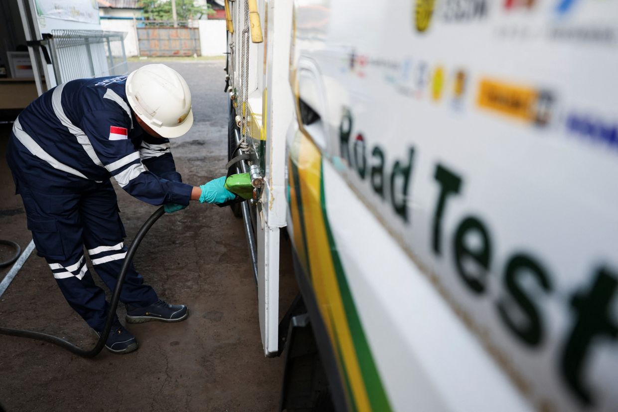 A worker refuels the truck with biodiesel 50% during a B50 testing event, as Indonesia plans to raise the mandatory blending rate for palm-based biodiesel from 40% to 50%, a standard known as B50, that is part of the government's wider plan to mitigate risks arising from the Iran war, in Cirebon, West Java province, Indonesia, on Tuesday, April 21, 2026. -- Photo: REUTERS/Ajeng Dinar Ulfiana