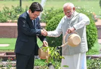 Modi meets Lee for vital trade talks