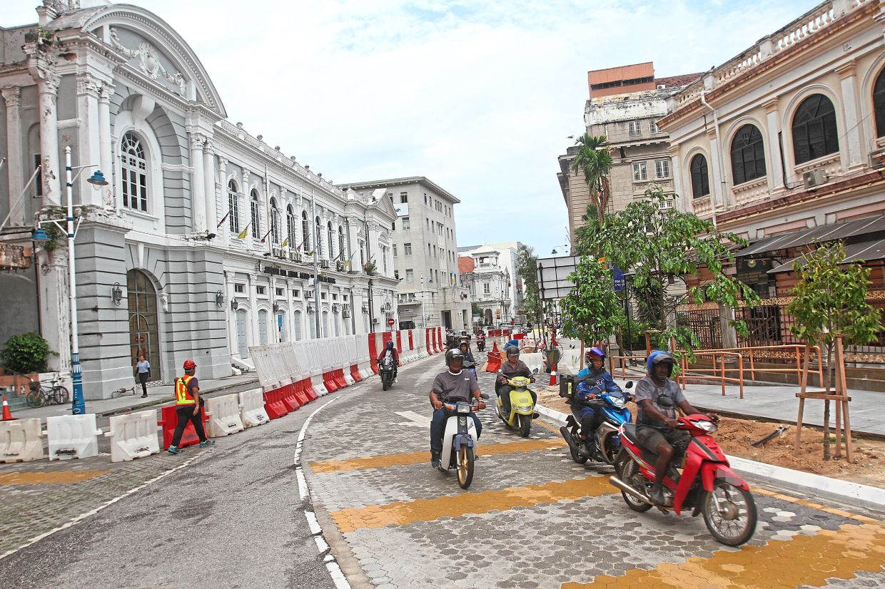 By carrying out works in stages, the project has kept roads accessible and traffic moving along Beach Street.