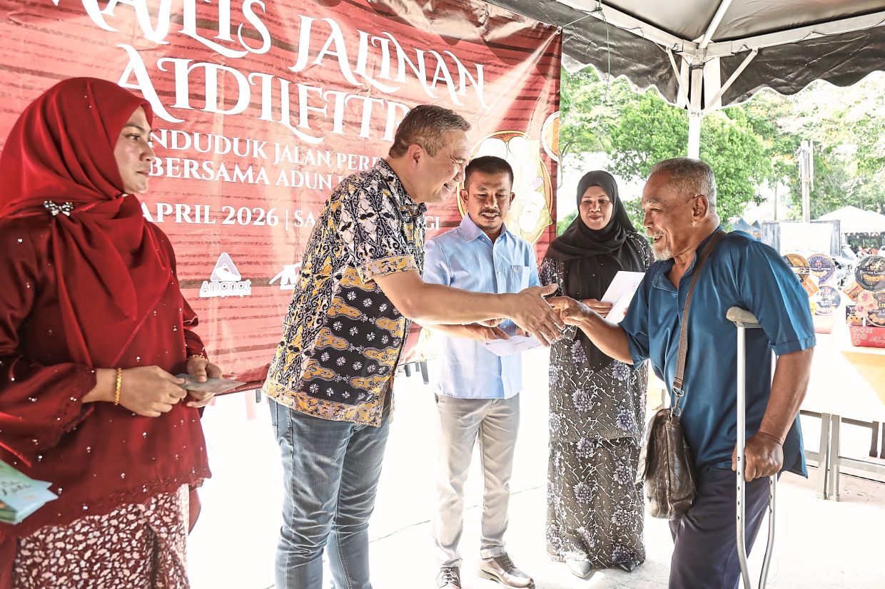 Ng (second from left), flanked by Suhaila (left) and Muhd Nazri, handing out contributions from TNB and ALR during the event. — Photos: YAP CHEE HONG/The Star