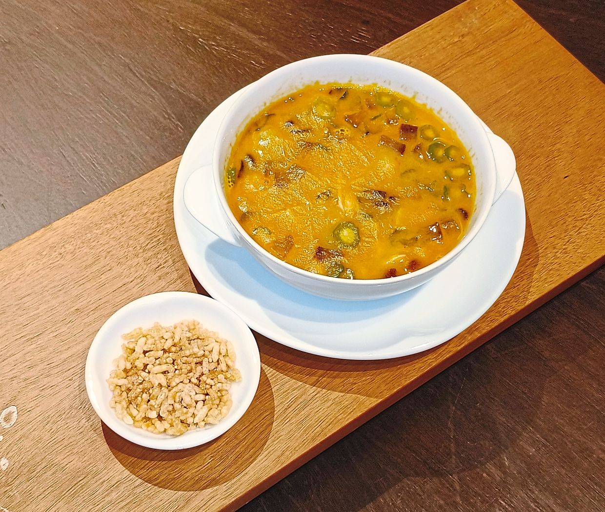 The savoury Crab Meat Seafood Crisp Rice Soup is an authentic Jiangnan dish.