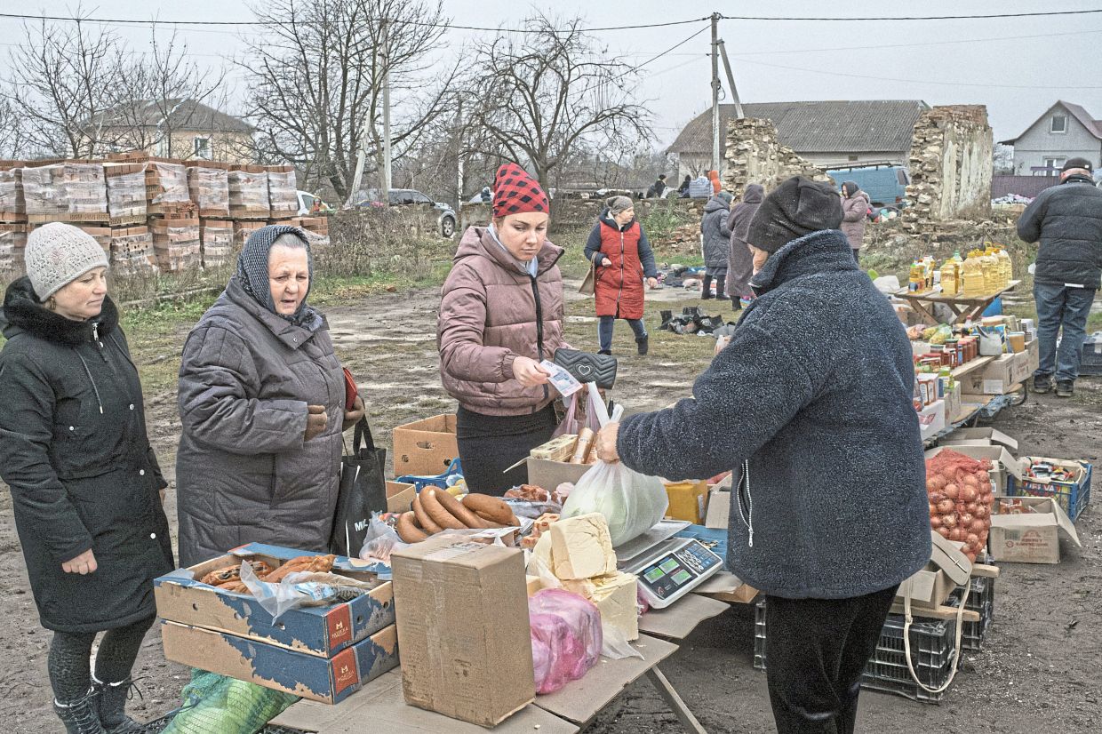 Married women rarely work outside the household. Once married, many give birth almost every year, devoting themselves entirely to children and the home.