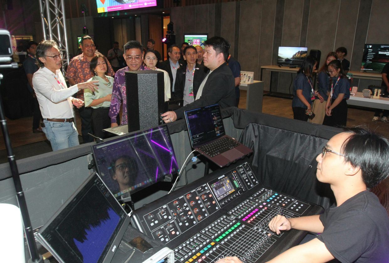 Wilson Teoh (left) explaining a speaker system to Wong Hon Wai (centre) during NIAVS 2026 at Setia SPICE. Looking on areHeng Lee Lee, Connie Tan, Ashwin Gunasekeran andDr Anwar Mohamad.( April 17, 2026 ) — LIM BENG TATT/The Star
