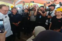 Anwar visits site of major Sandakan fire