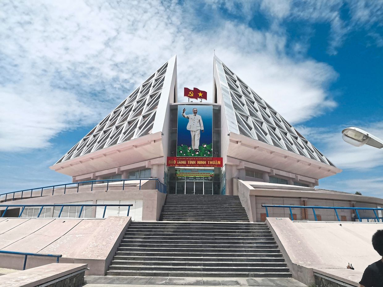 Ninh Thuan Museum is located within Sixteen April Square.
