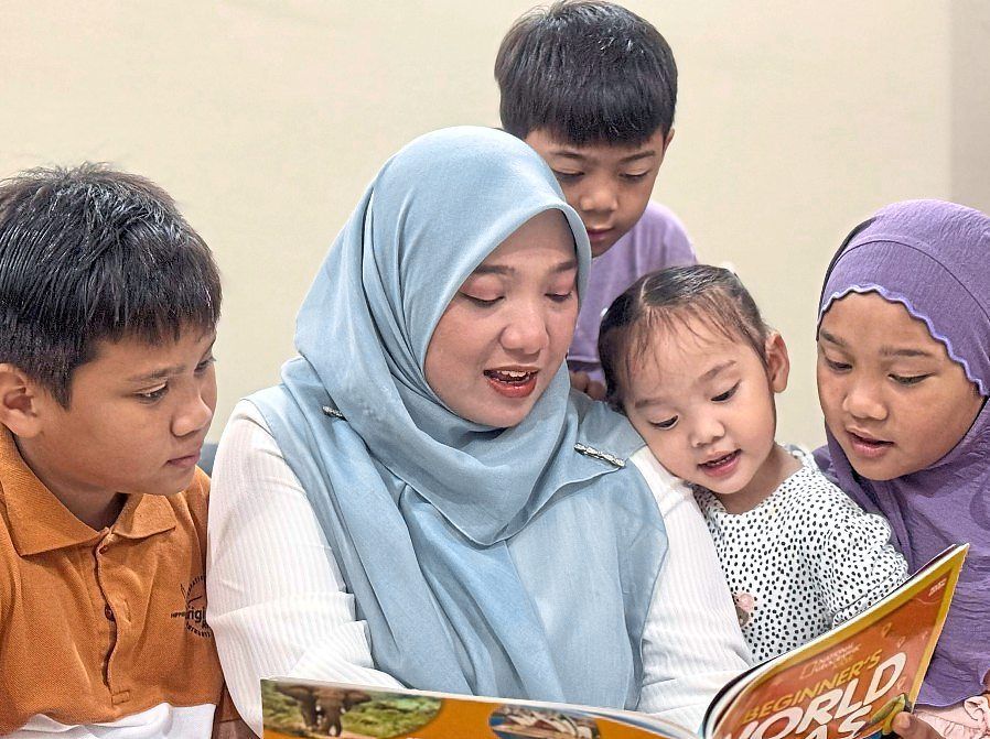 Ensure your child reads for at least an hour a day before they are allowed to access electronic devices, says a teacher.