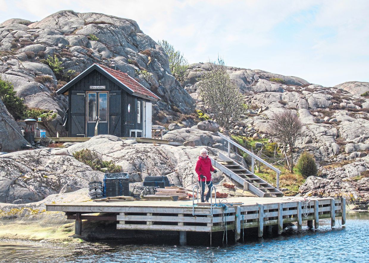 Maivor on the pier at Karingeholmen island, where guests can learn more about Swedish blue food.