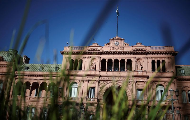 Argentina blocks journalists from government house citing espionage with smart glasses